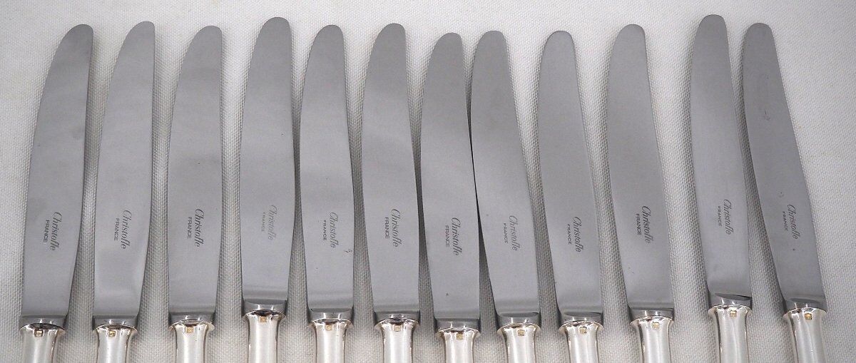Christofle modèle Baguette, 12 couteaux de table en métal argenté, en parfait état.