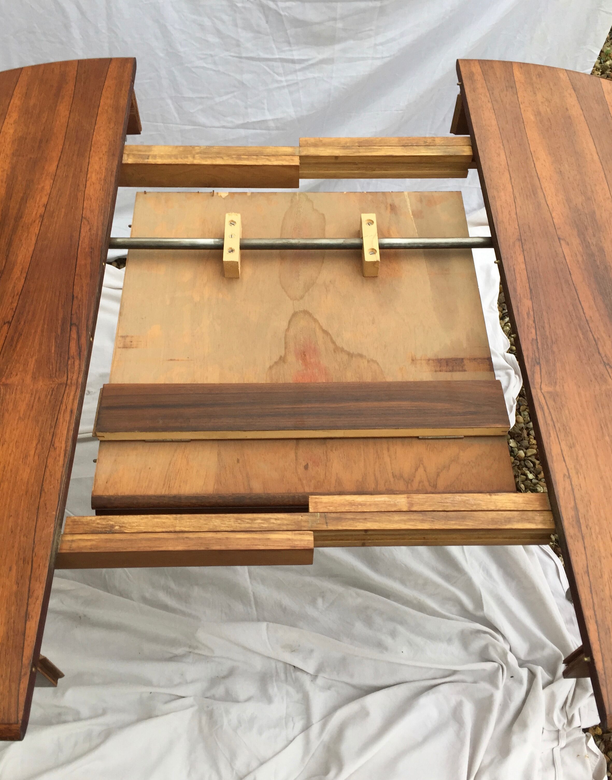 Scandinavian round table with extension