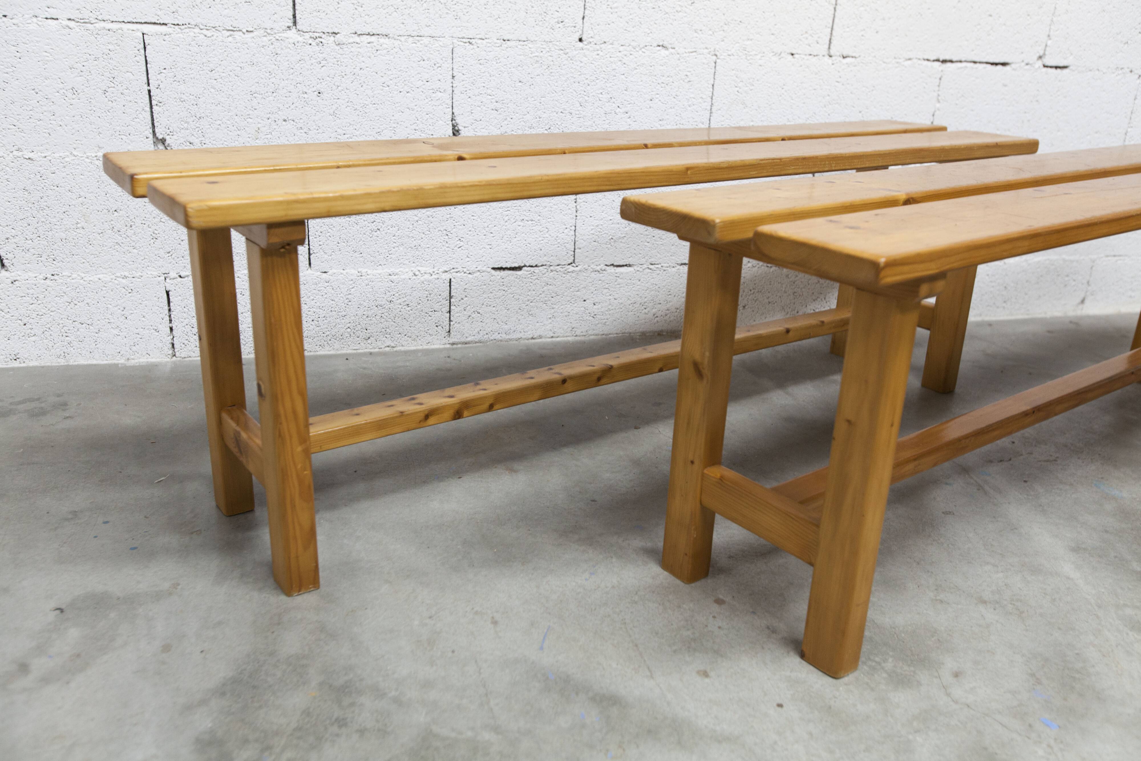 Set of 2 benches and 2 stools in pine, 1970s mountain style.
