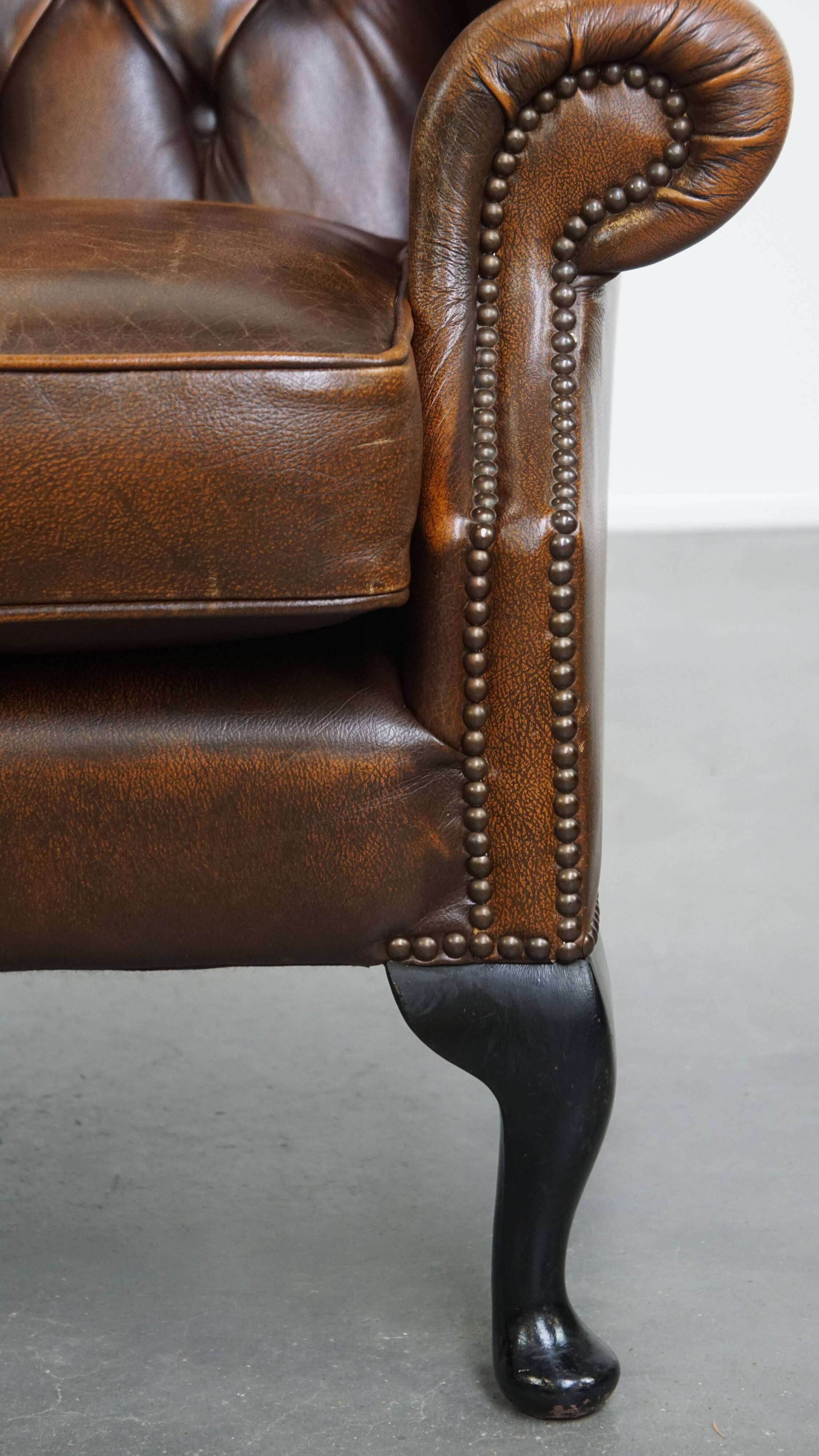 Fauteuil Chesterfield en cuir de vache marron de style anglais