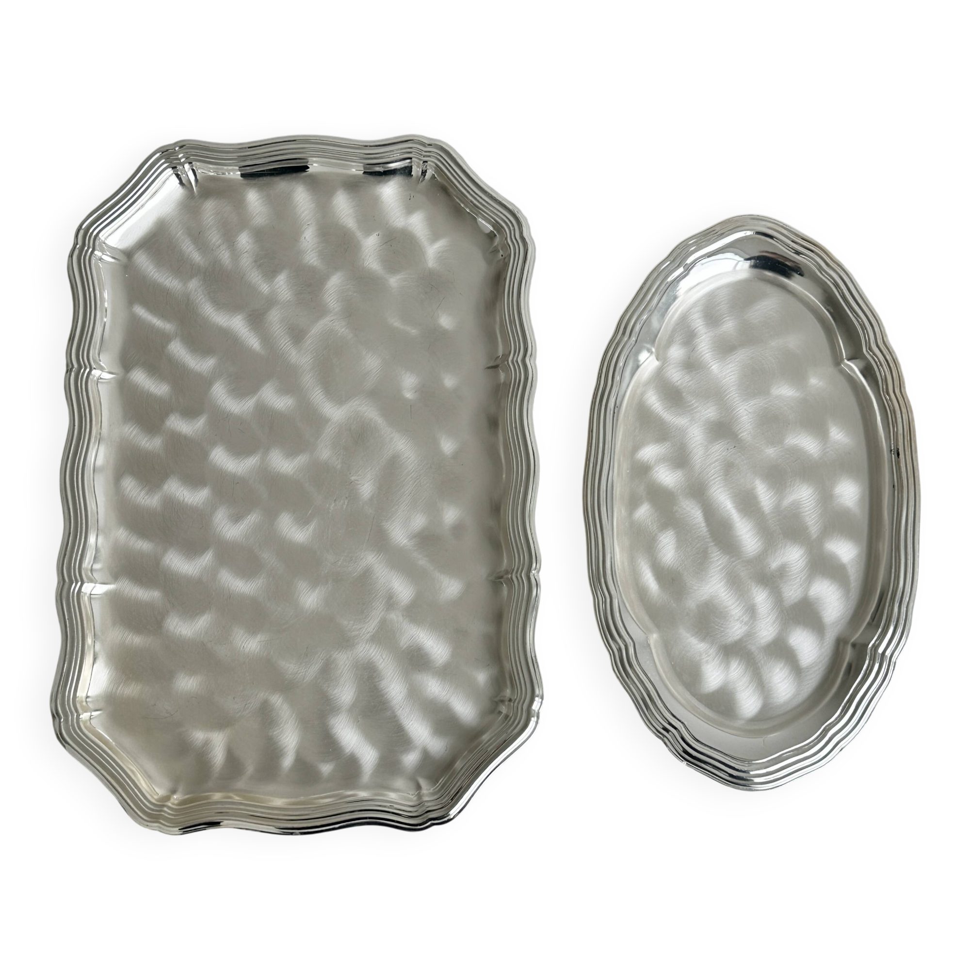 Plateaux en métal léger brillant