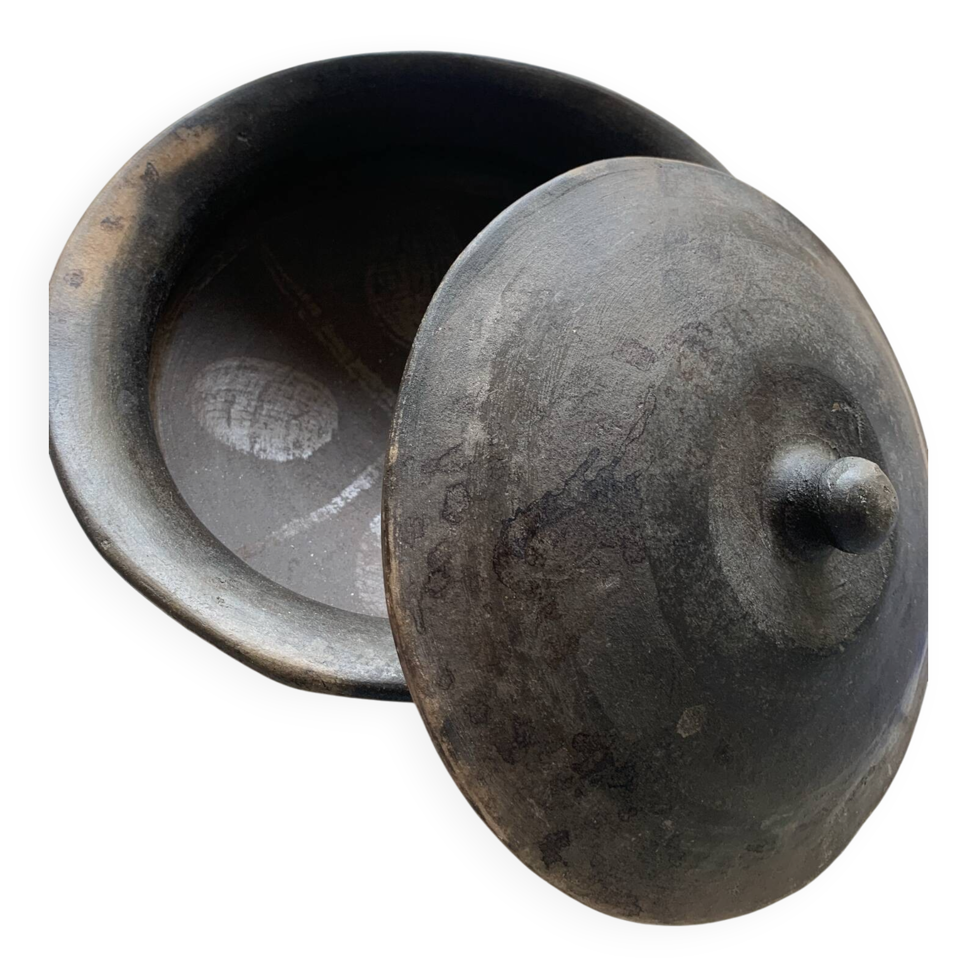 Black ceramic plate or fired in oxygen reduction.