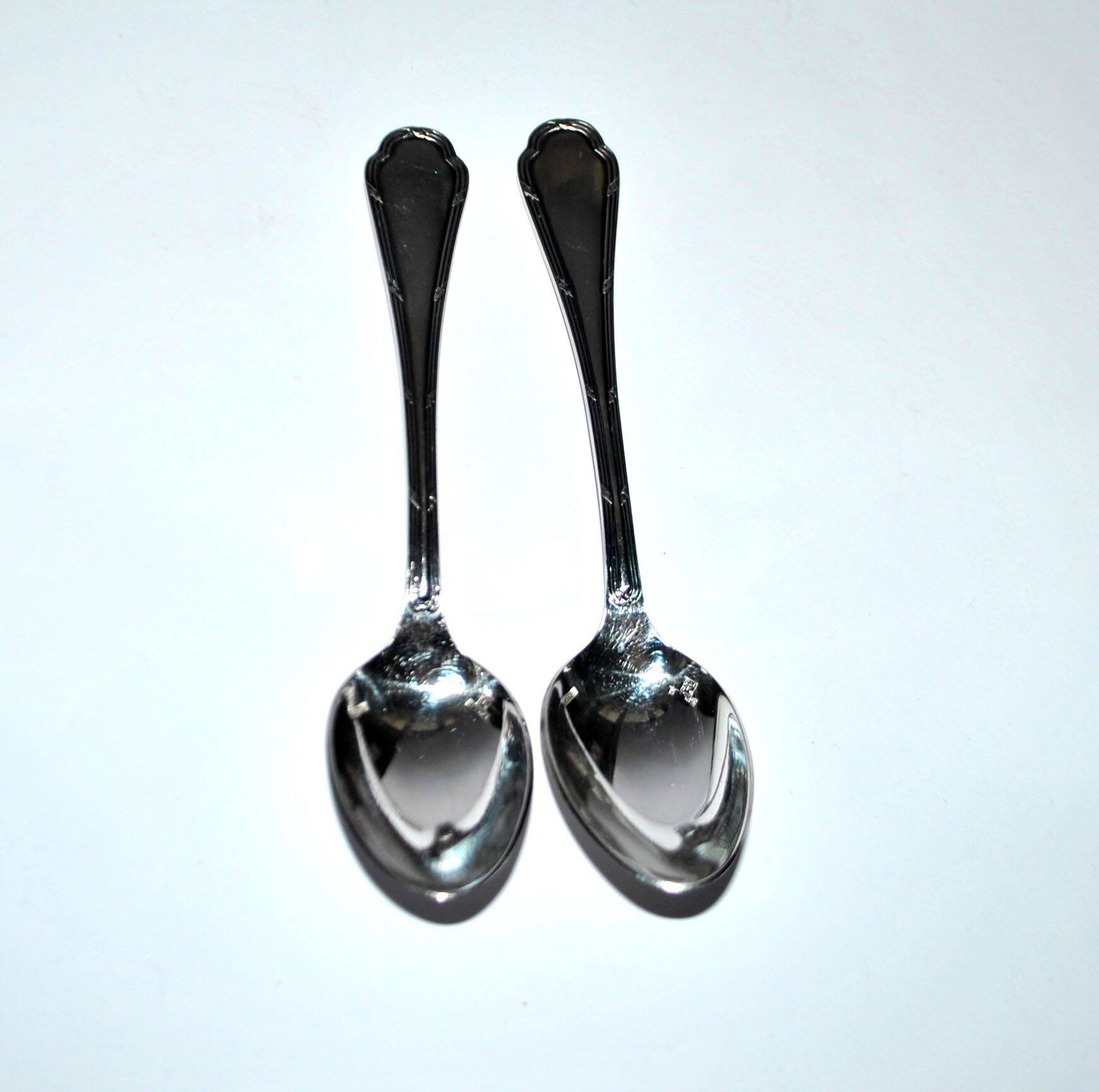 Ercuis set of 2 Trianon silver-plated dessert spoons with crossed ribbon, 15 cm