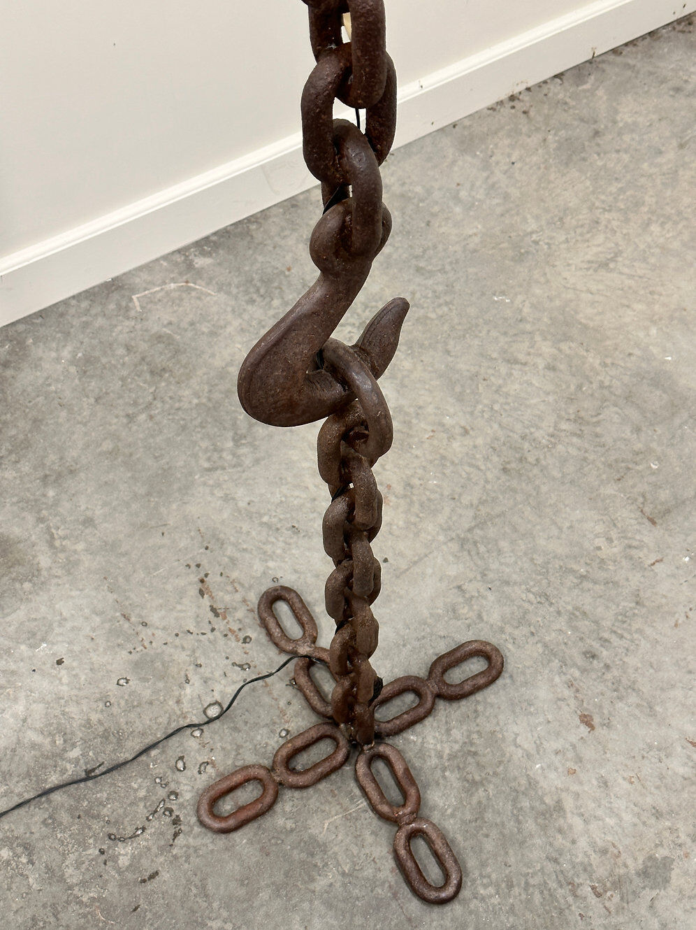 Brutalist cast iron & marine chain links floor lamp, France 1960s.