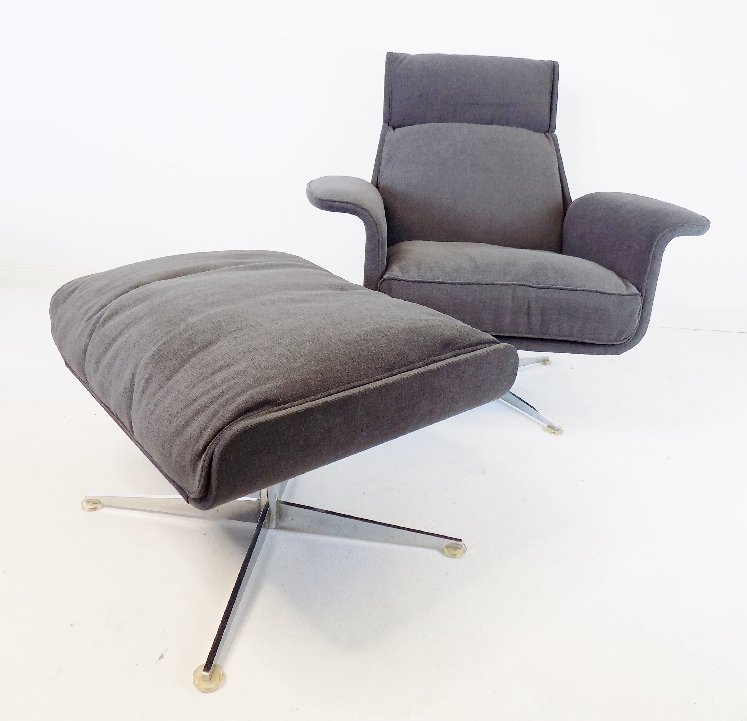 Fauteuil Kaufeld Siesta 62  grise avec pouf par Jacques Brule