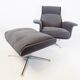 Fauteuil Kaufeld Siesta 62  grise avec pouf par Jacques Brule