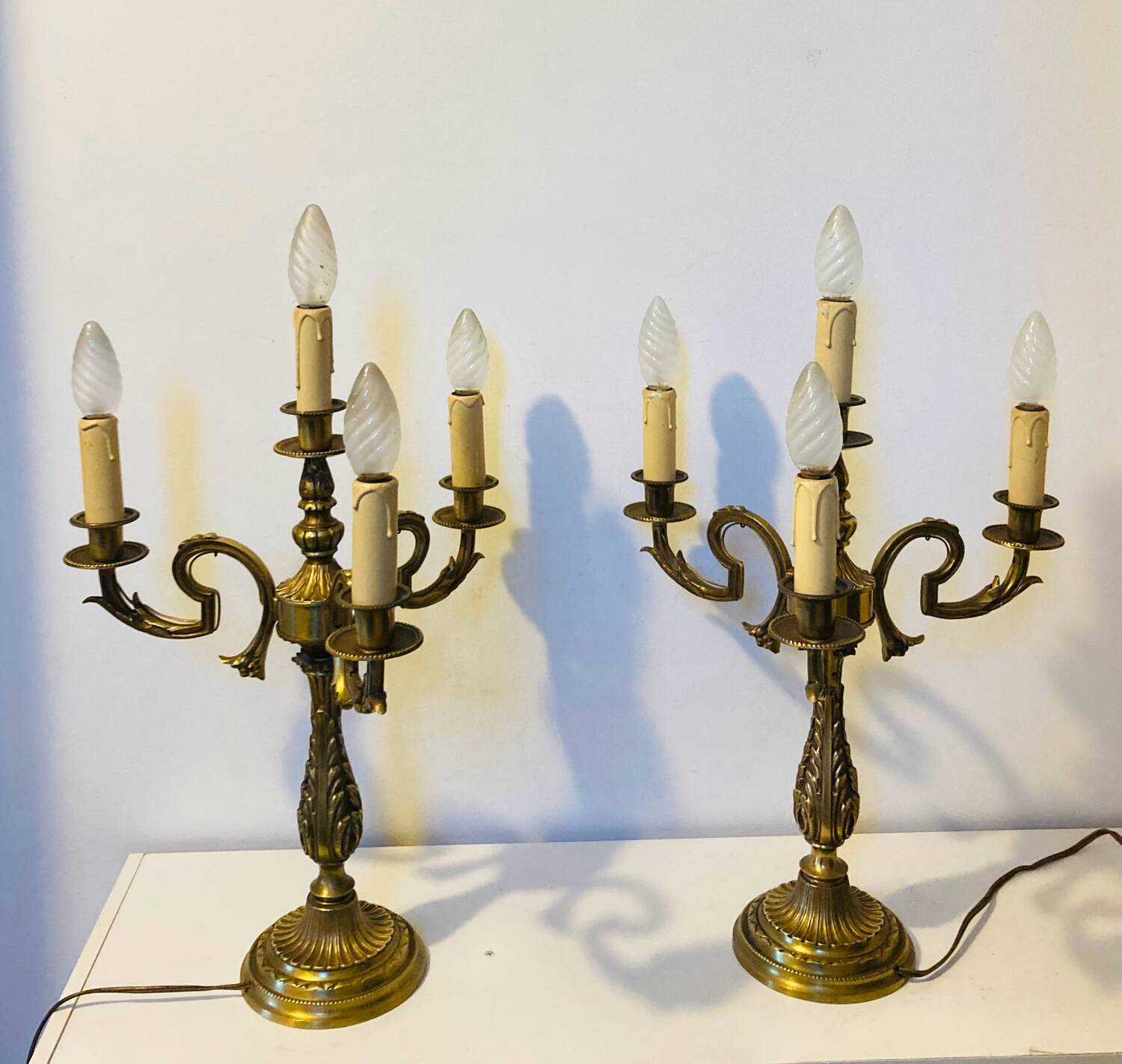 Large table lamps in solid bronze, decorated with acanthus leaves.