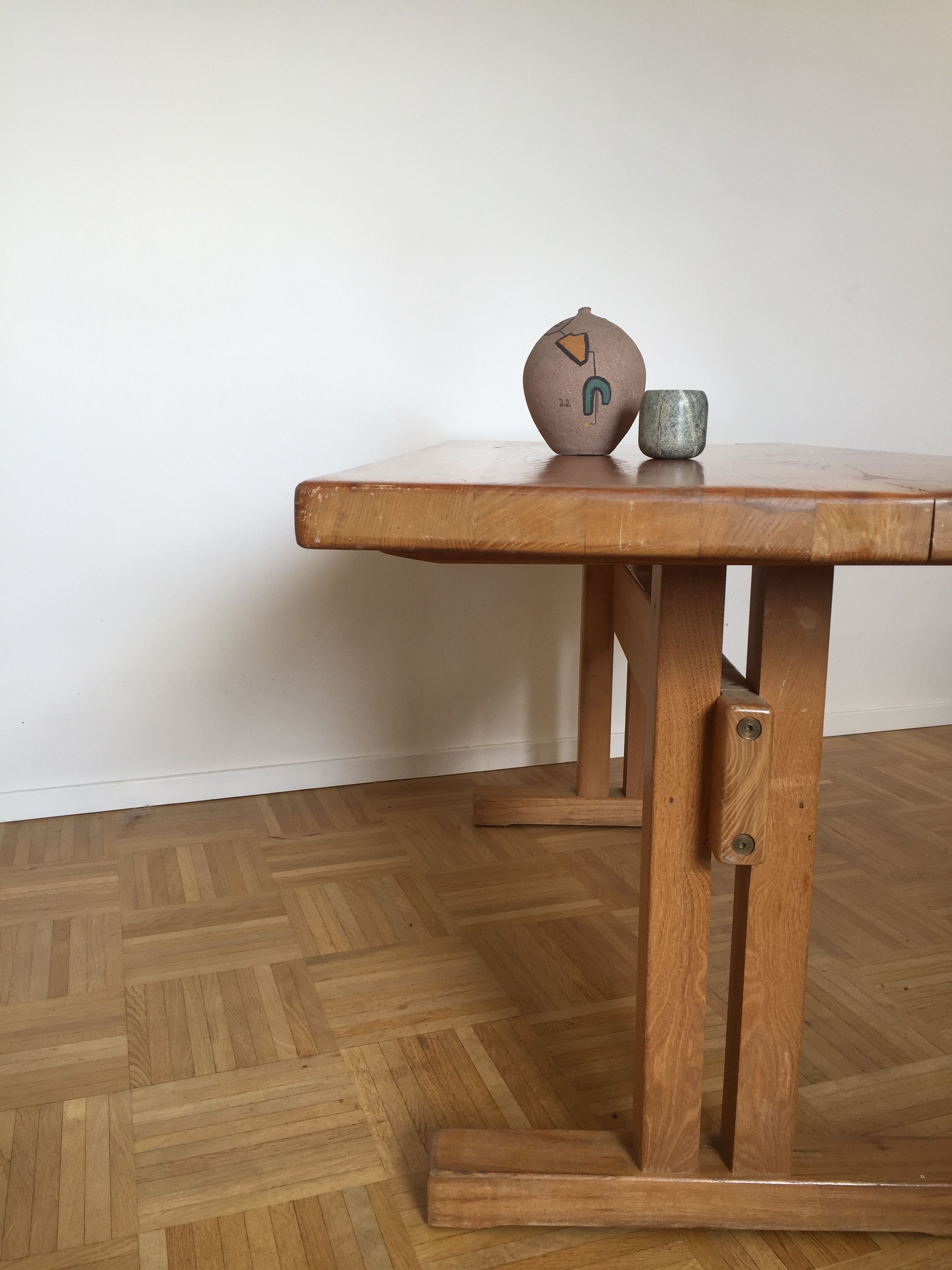 Table repas en orme massif de Charlotte Perriand pour "Les Arcs"
