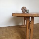 Table repas en orme massif de Charlotte Perriand pour "Les Arcs"