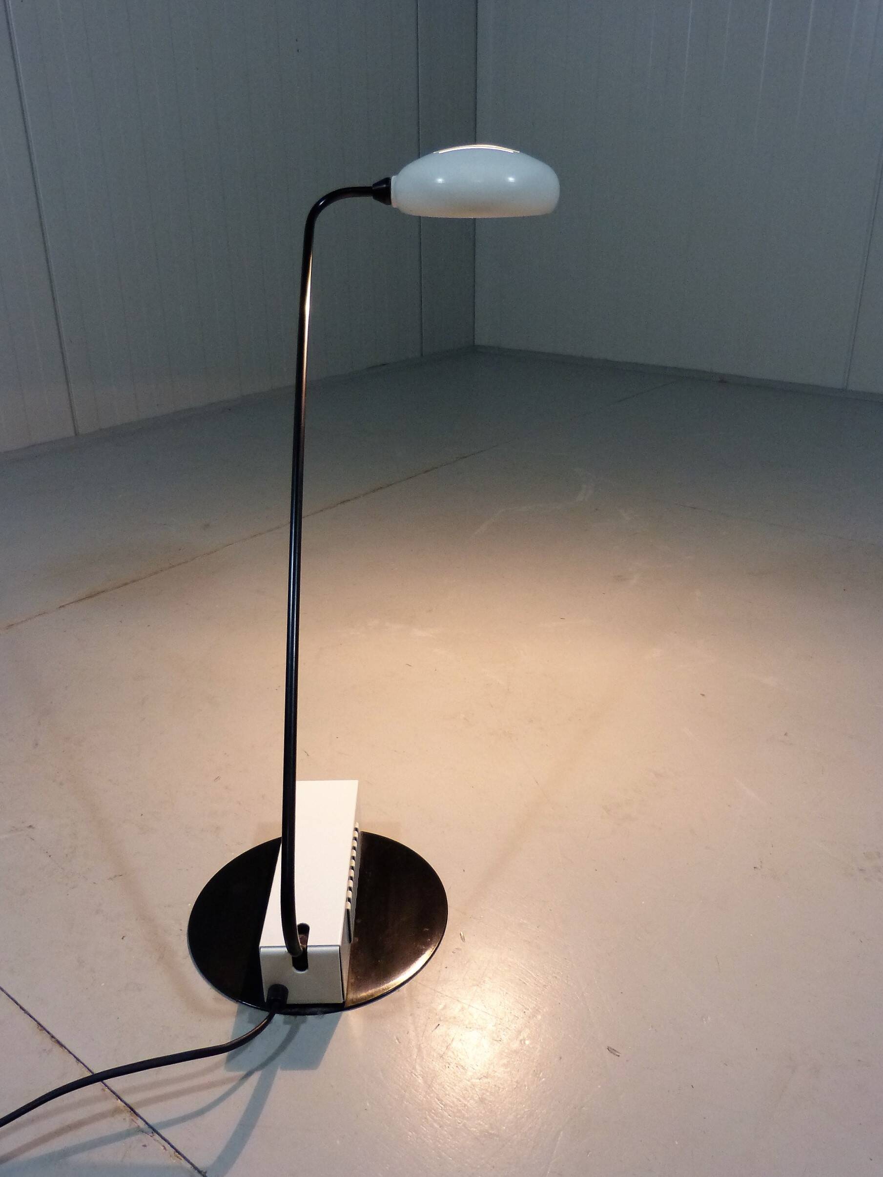 Italian desk lamp in white & black, 1980’s