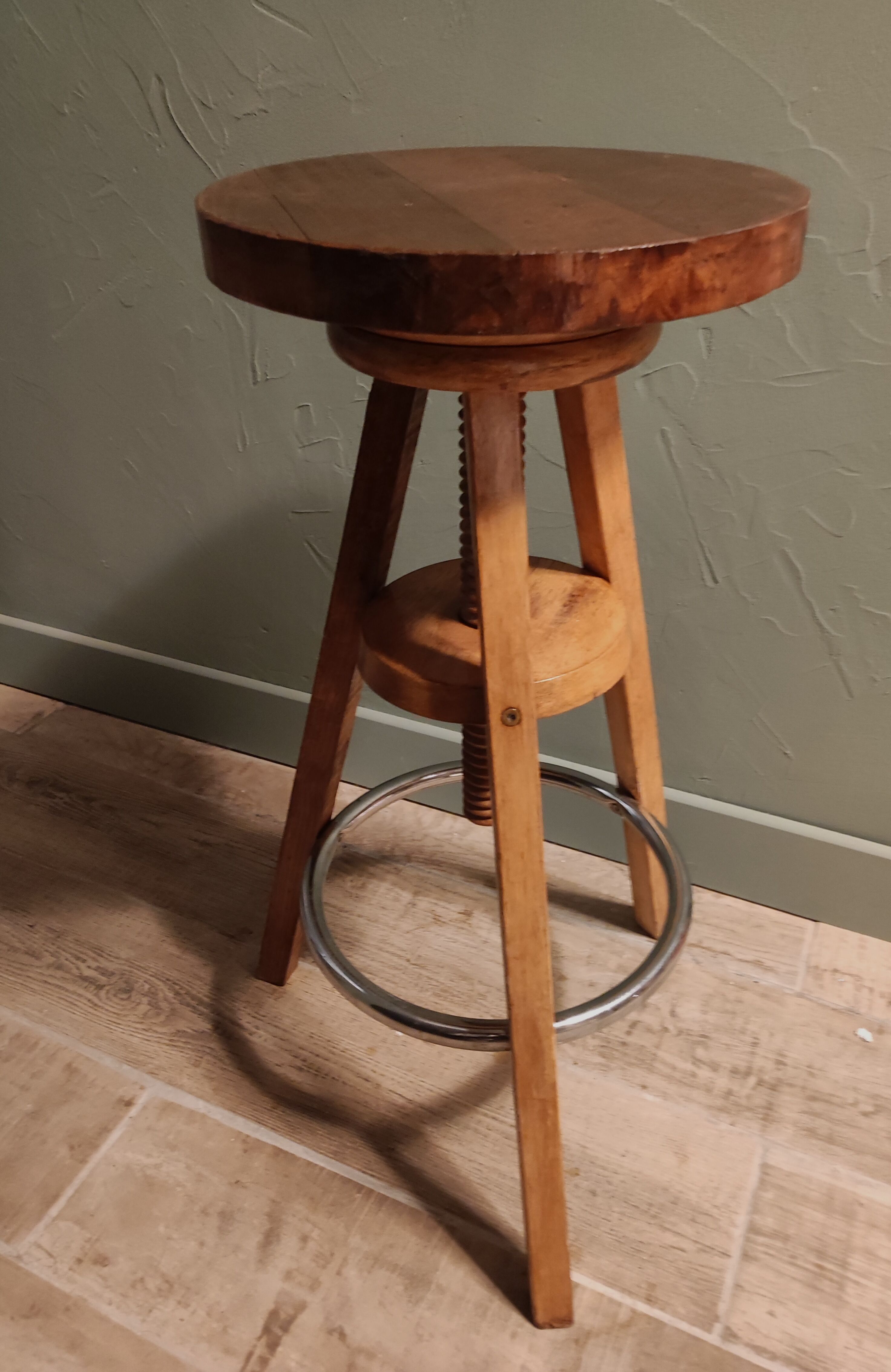 Wood stool with tripod screws