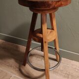 Wood stool with tripod screws