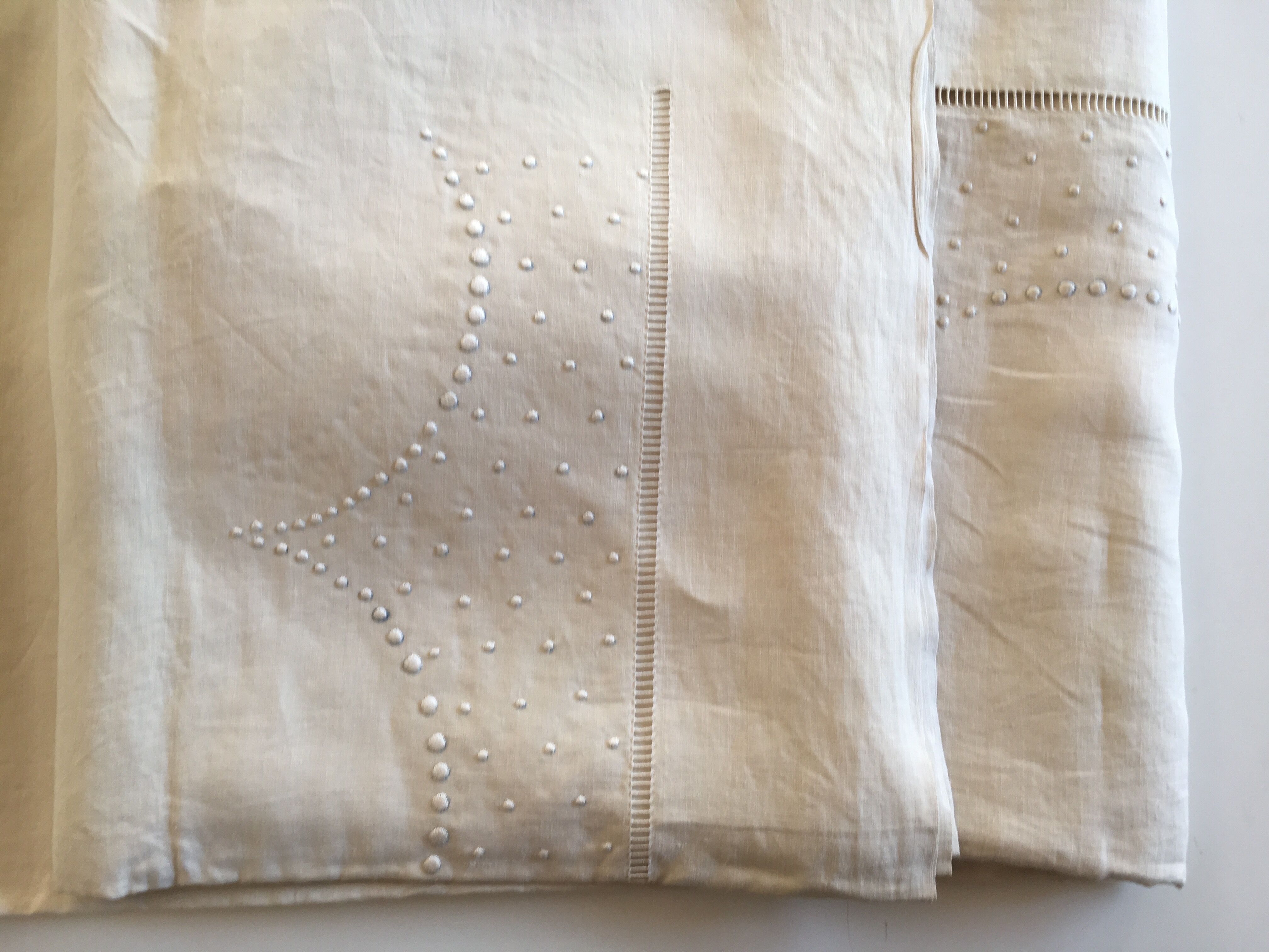 Drap et taies trousseau de réserve en fil de lin brodé de perles