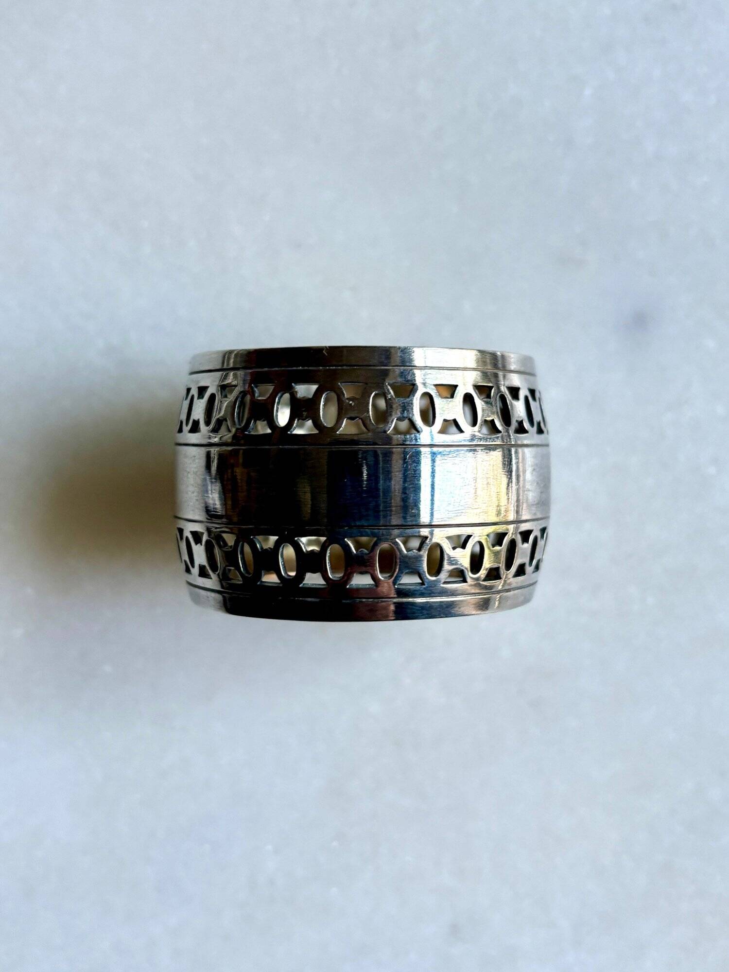 Openwork napkin ring in silver metal