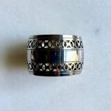 Openwork napkin ring in silver metal