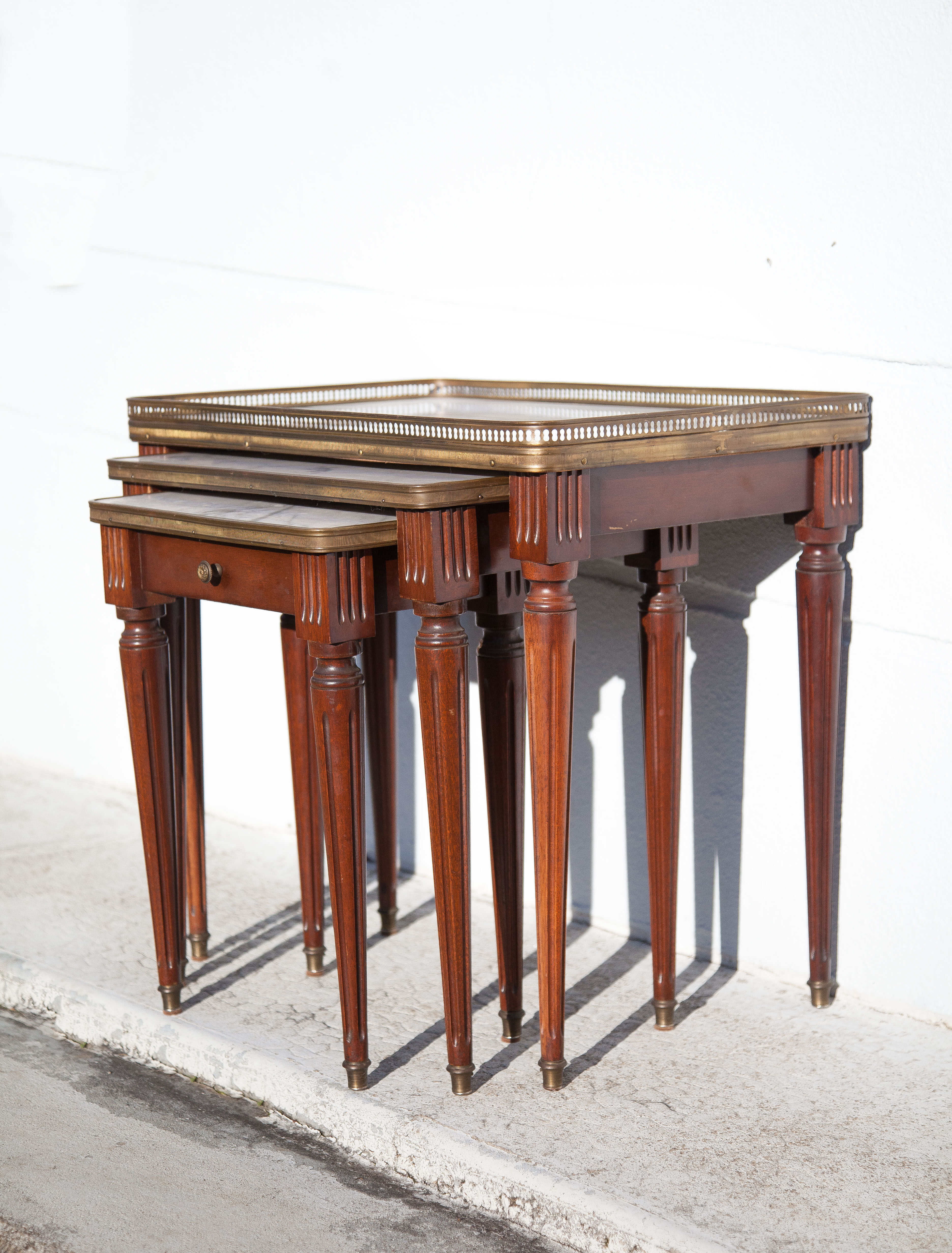 Tables gigognes bois et marbre, Louis XVI style