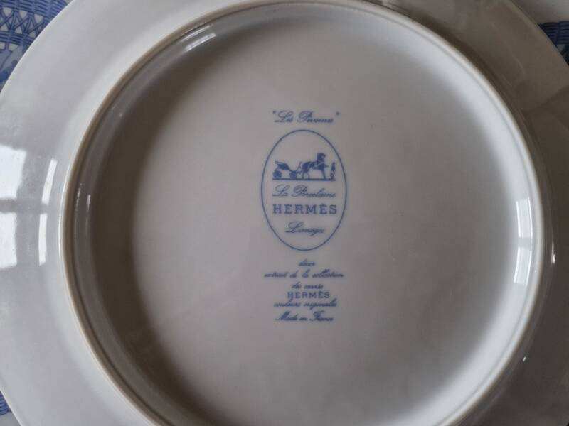 3 assiettes plates -"Les Pivoines"en porcelaine de Limoges pour la maison Hermès, Paris