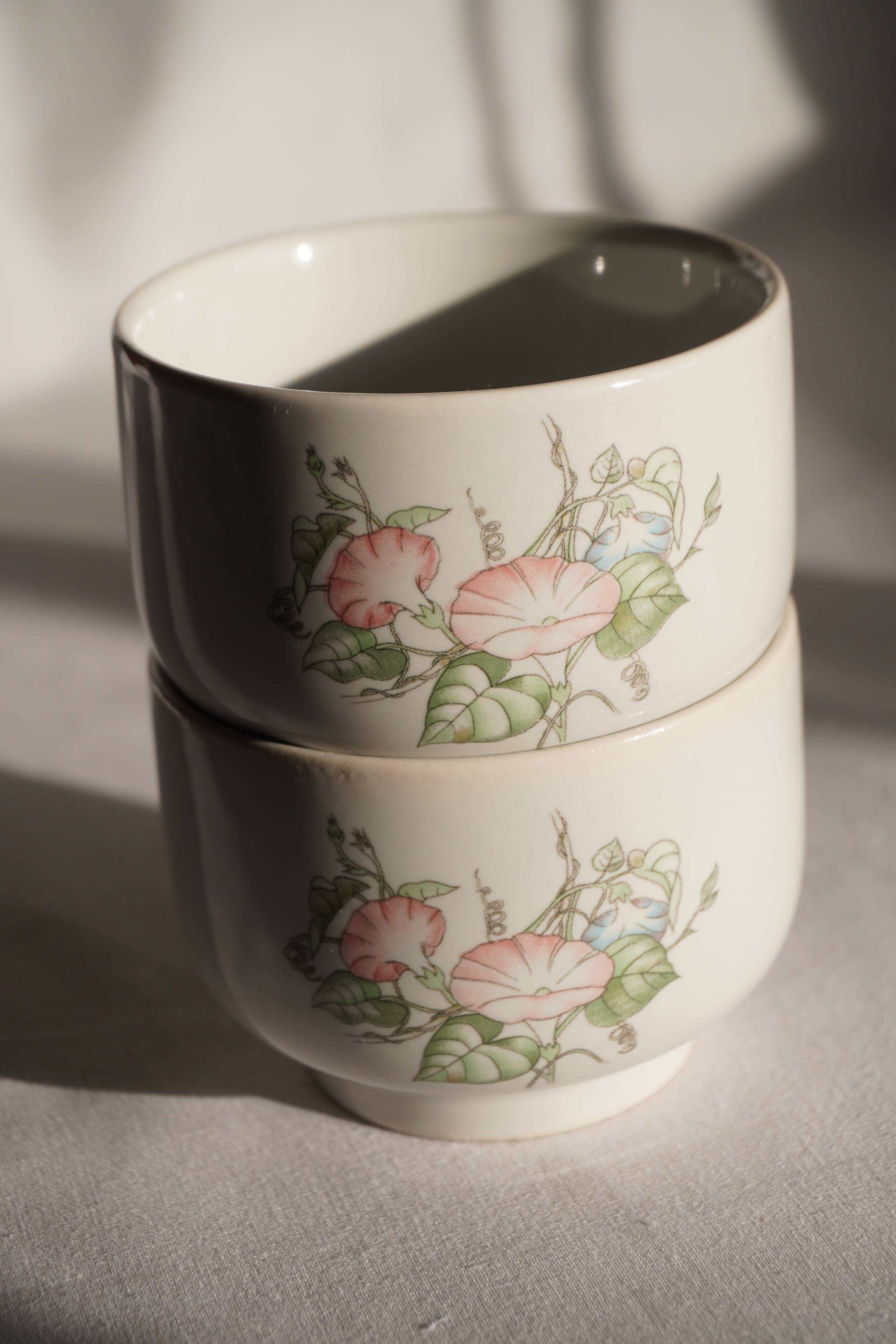 Set of 2 porcelain teacups with floral decorations, Korea