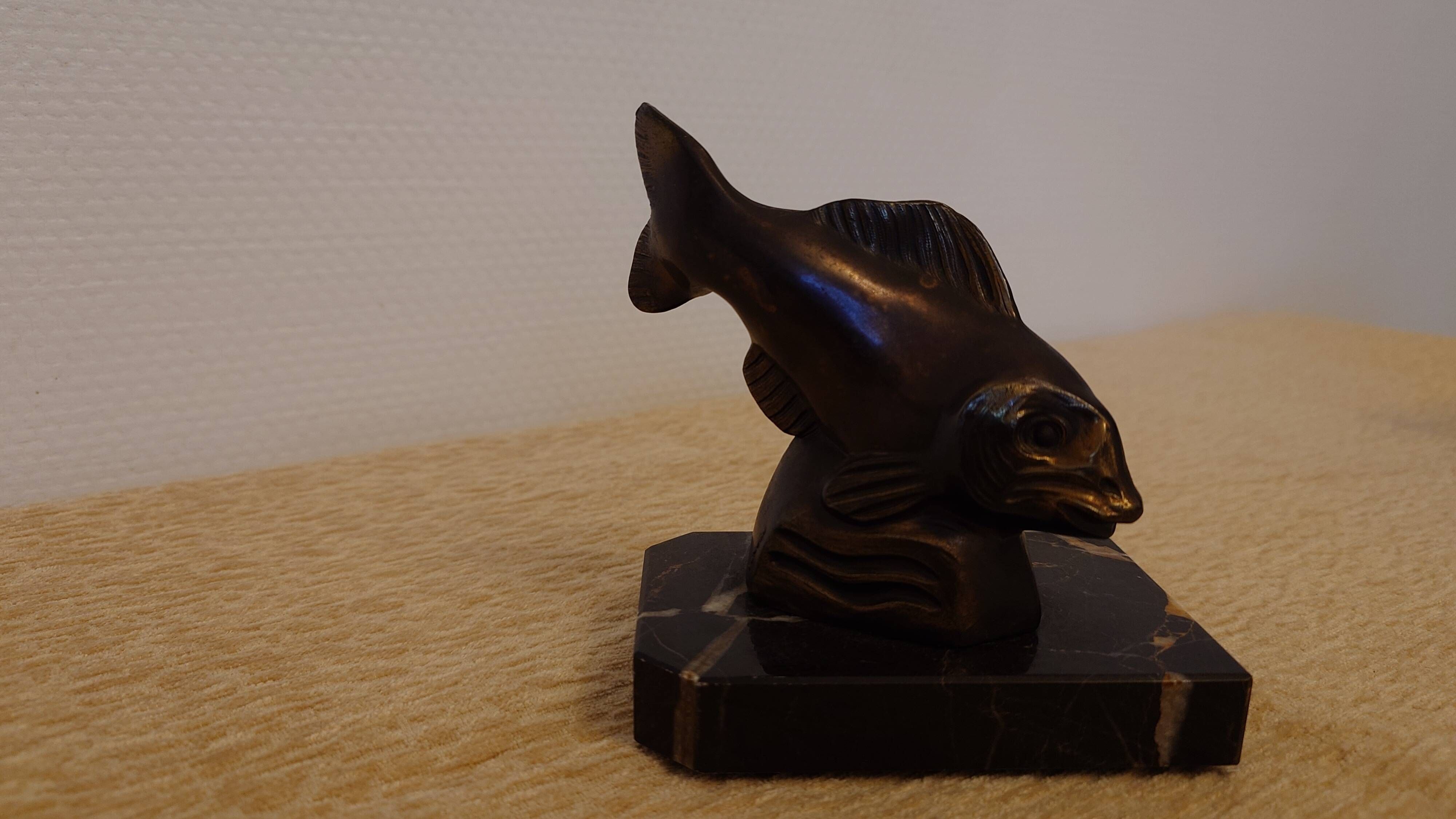 Art Deco pair of bookends with stylised fish in patinated metal and marble.