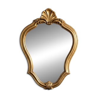 Small neo-baroque courtesy mirror with shell pediment – Patinated gilding