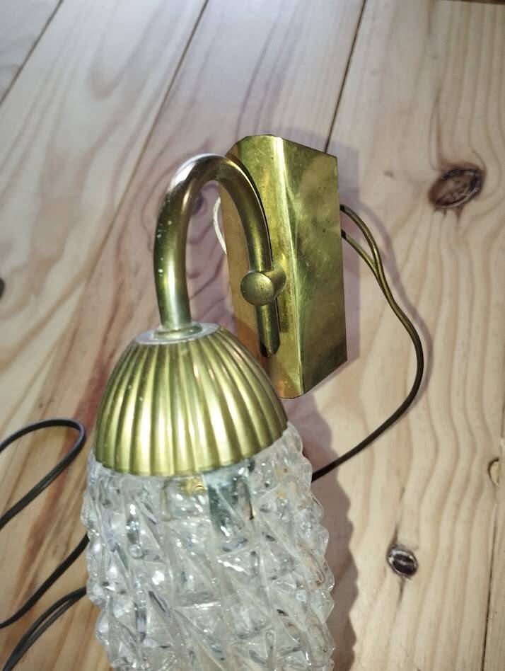Vintage wall light in brass and textured glass – 60s/70s style