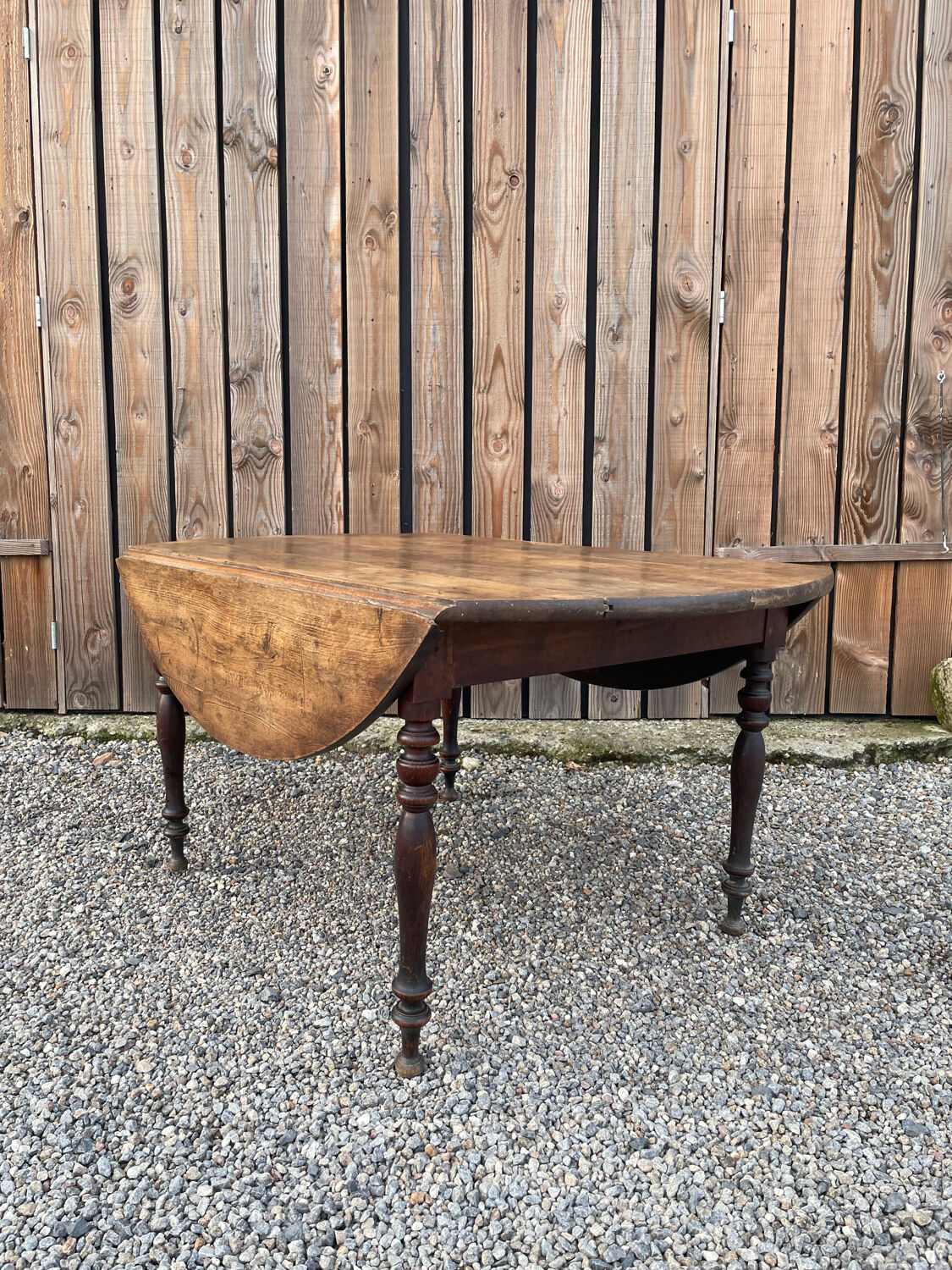 Rustic round table salon