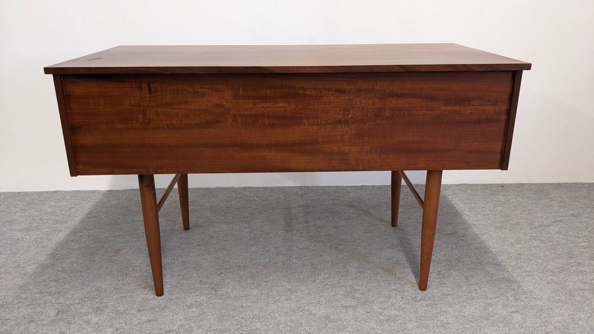 Desk and its removable shelf in Scandinavian style made of teak, RDA around 1960.