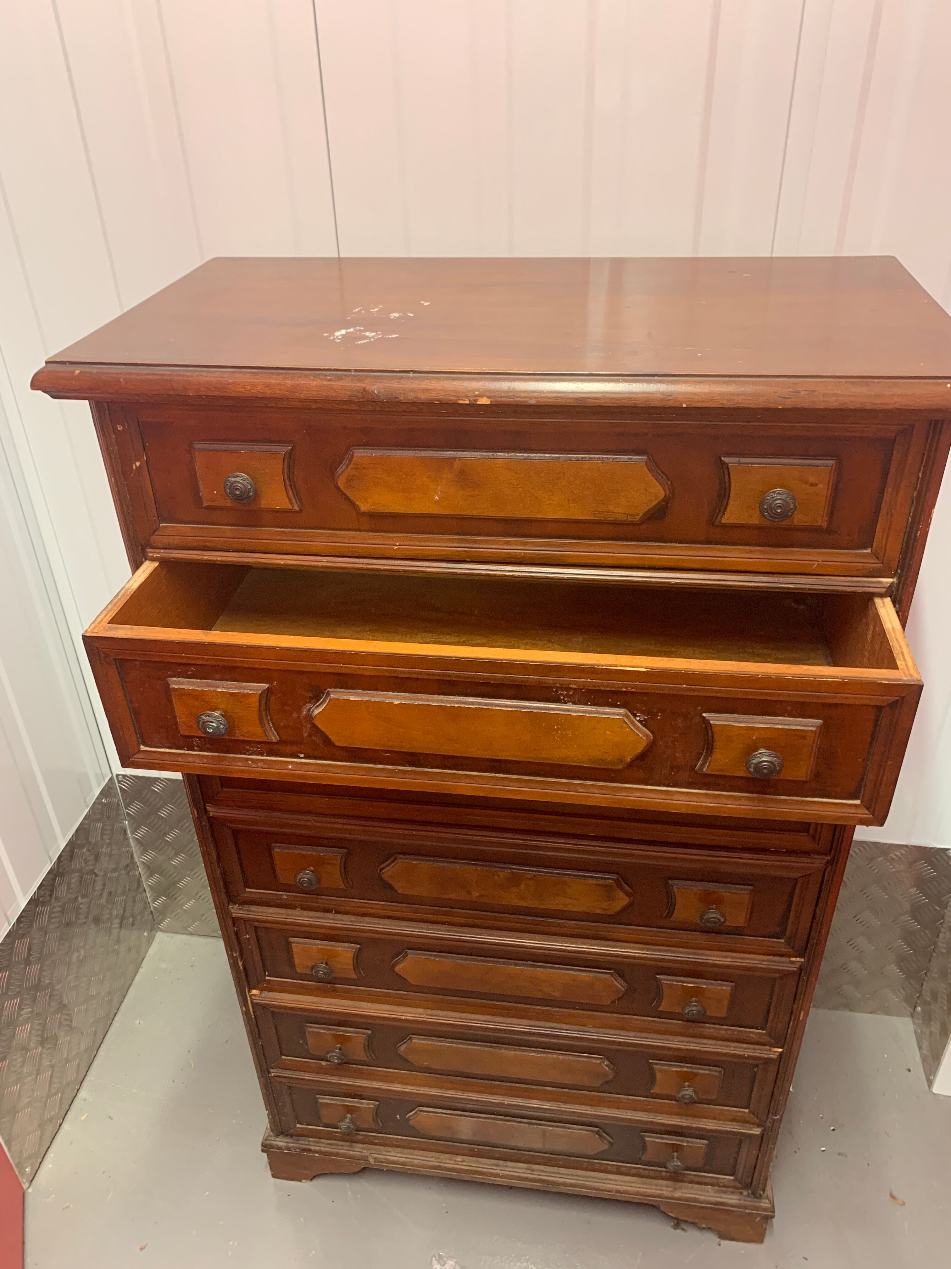 Old dreser