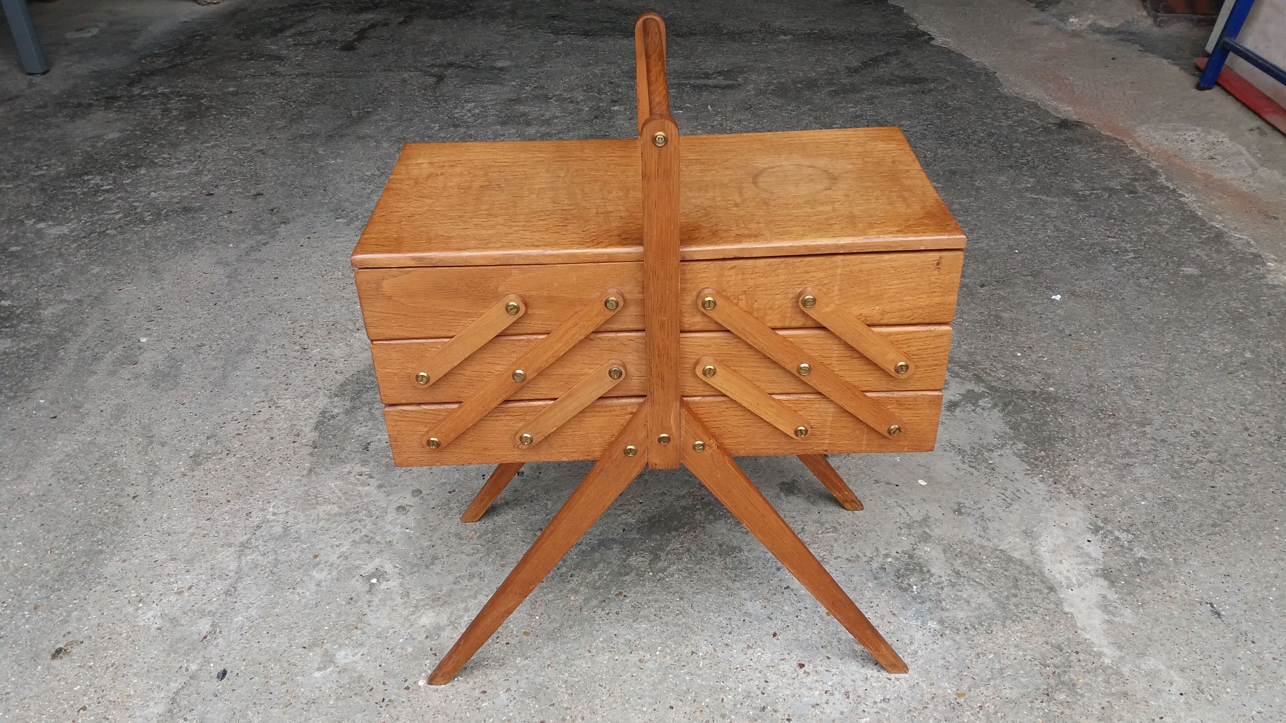 Worker years 50, light oak