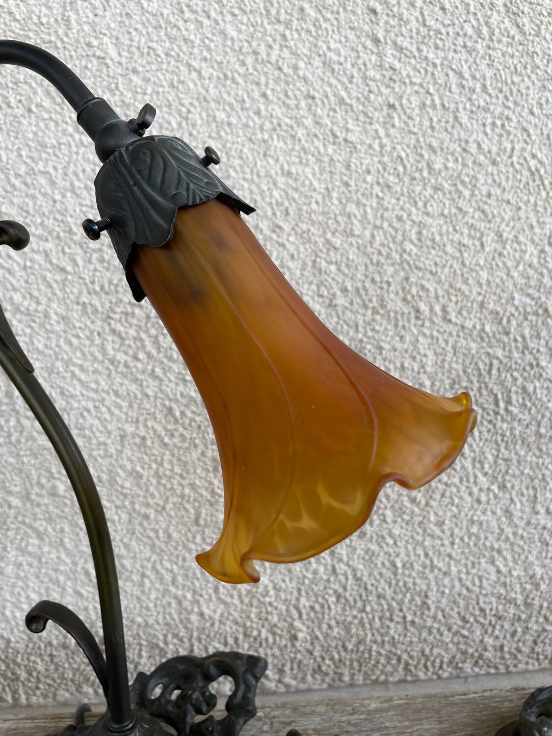 2 lampes en bronze avec abat-jours en tulipes