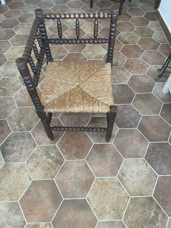 Deux petites chaises d’angle