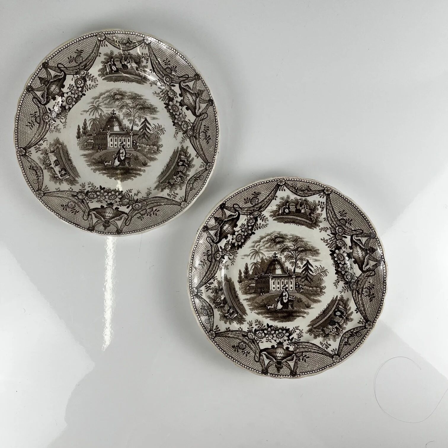 Paire d'assiettes à dessert ancienne en faïence fine de Bordeaux David Johnston, XIXe siècle
