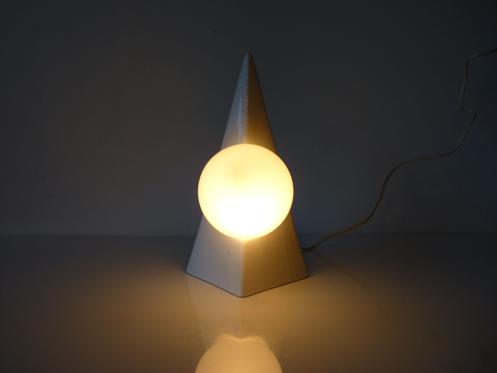White ceramic piramid table lamp
