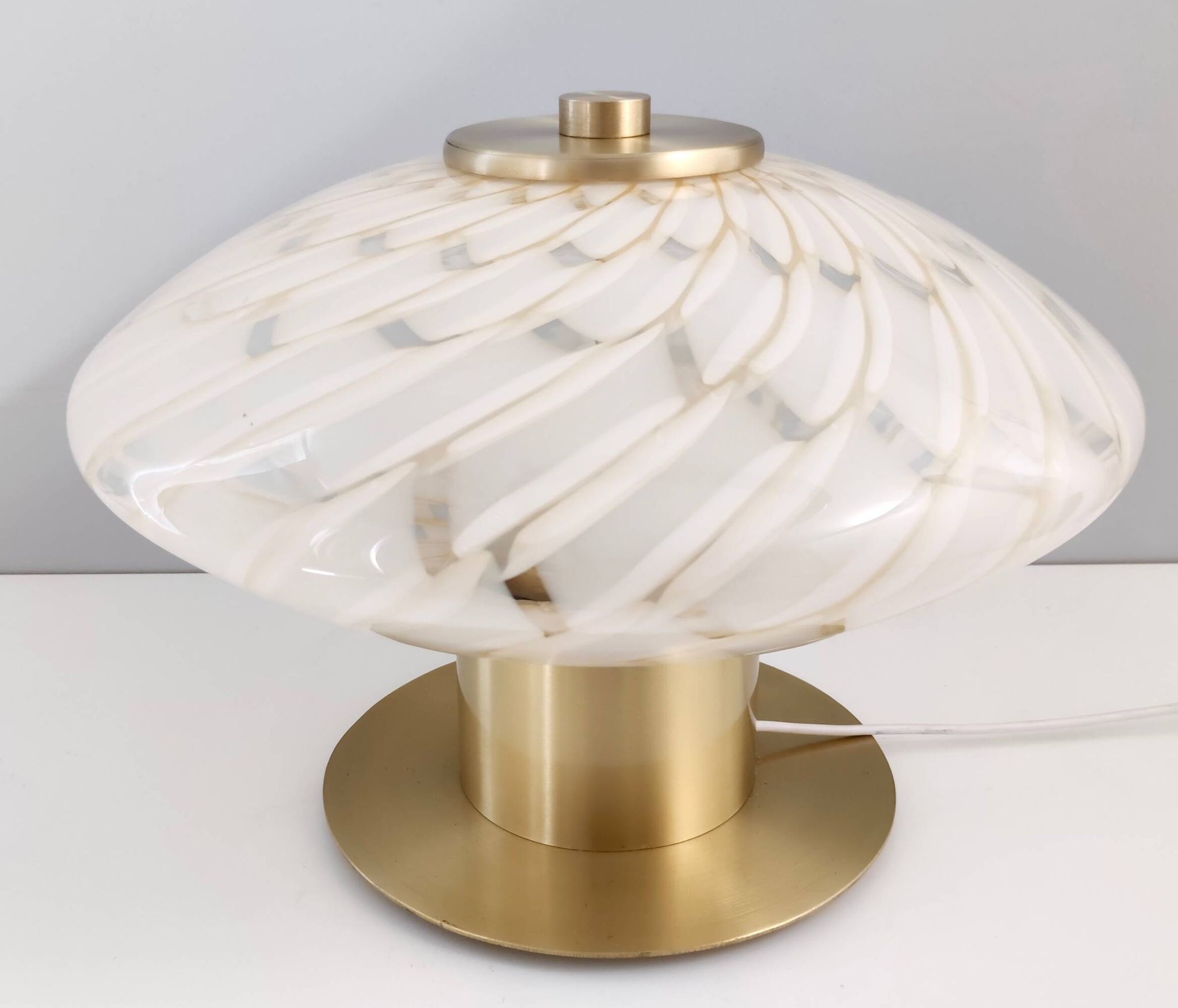 Lampe de table en verre de Murano blanc et laiton, Italie, années 1980