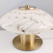 Lampe de table en verre de Murano blanc et laiton, Italie, années 1980