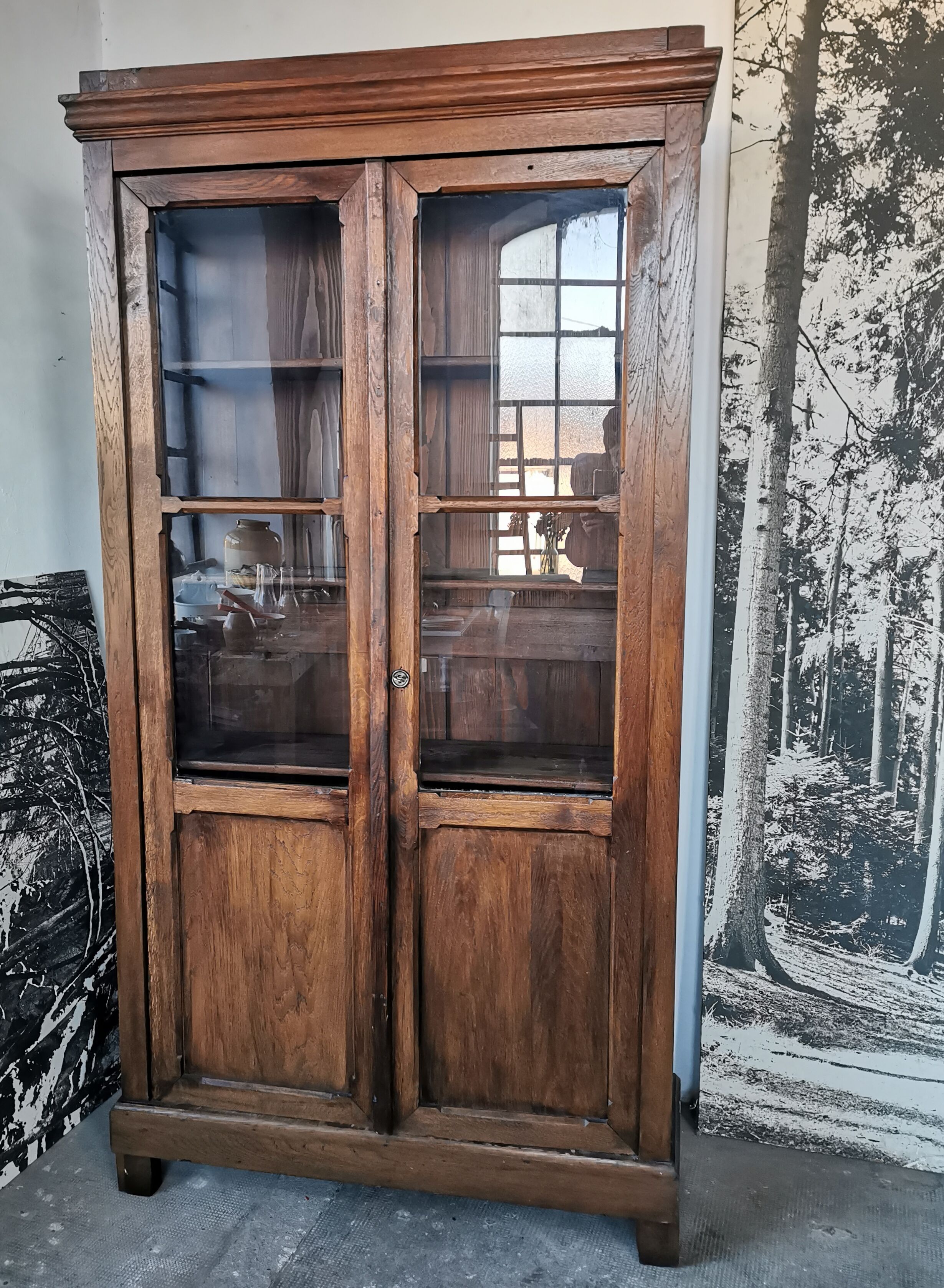 Library, wooden showcase