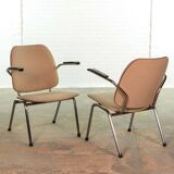 Fauteuils Gispen de Martin de Wit sur structure en acier chromé avec. Accoudoir en bakélite