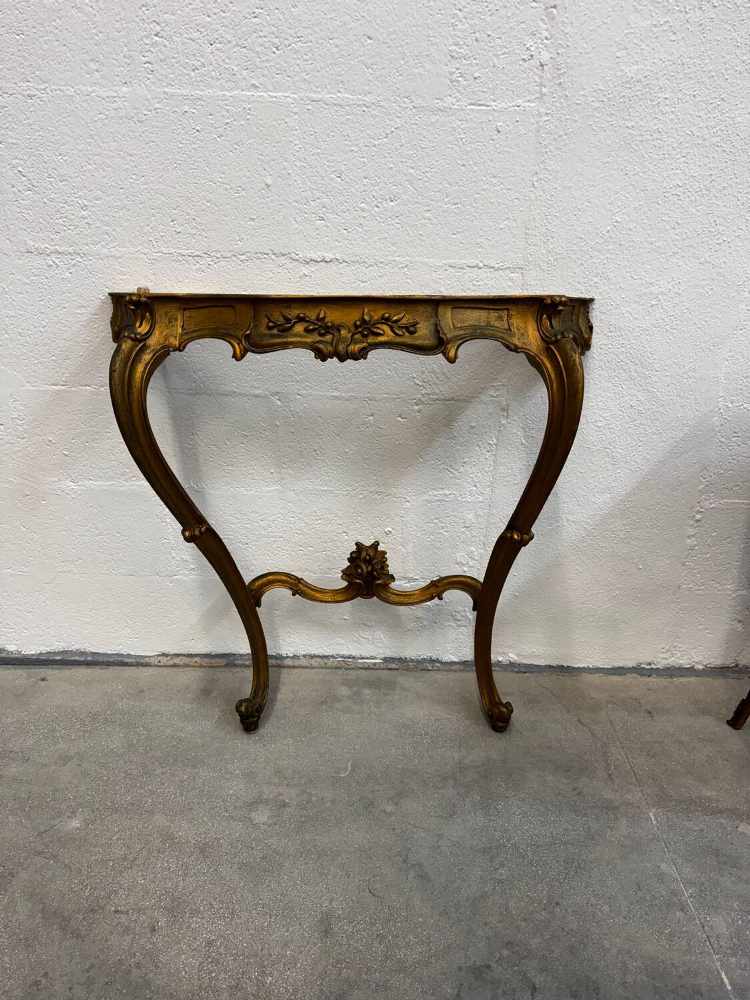 Console en bois sculpté doré et marbre de style Louis XV