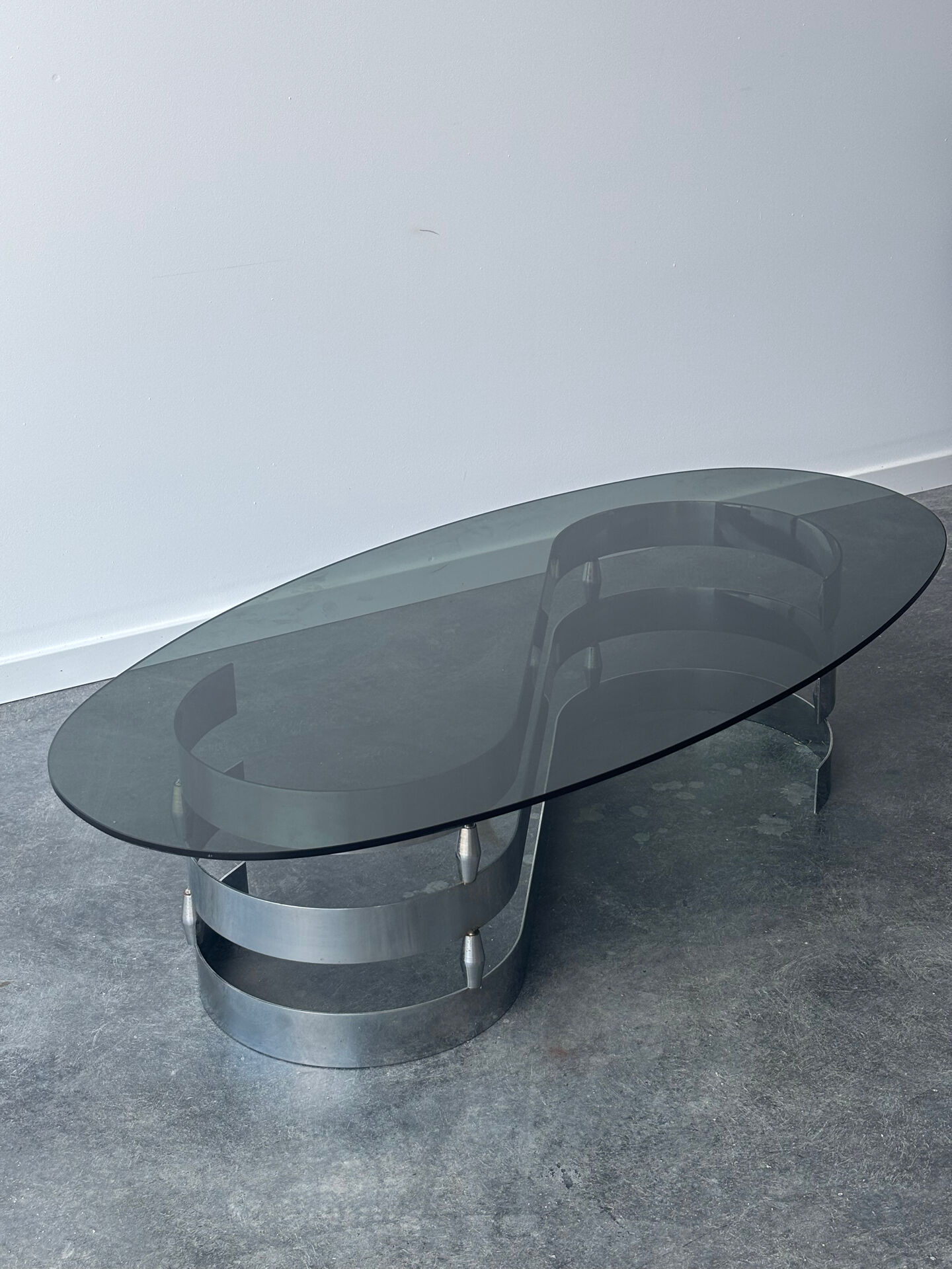 Table basse design en verre fumé et chrome 1970