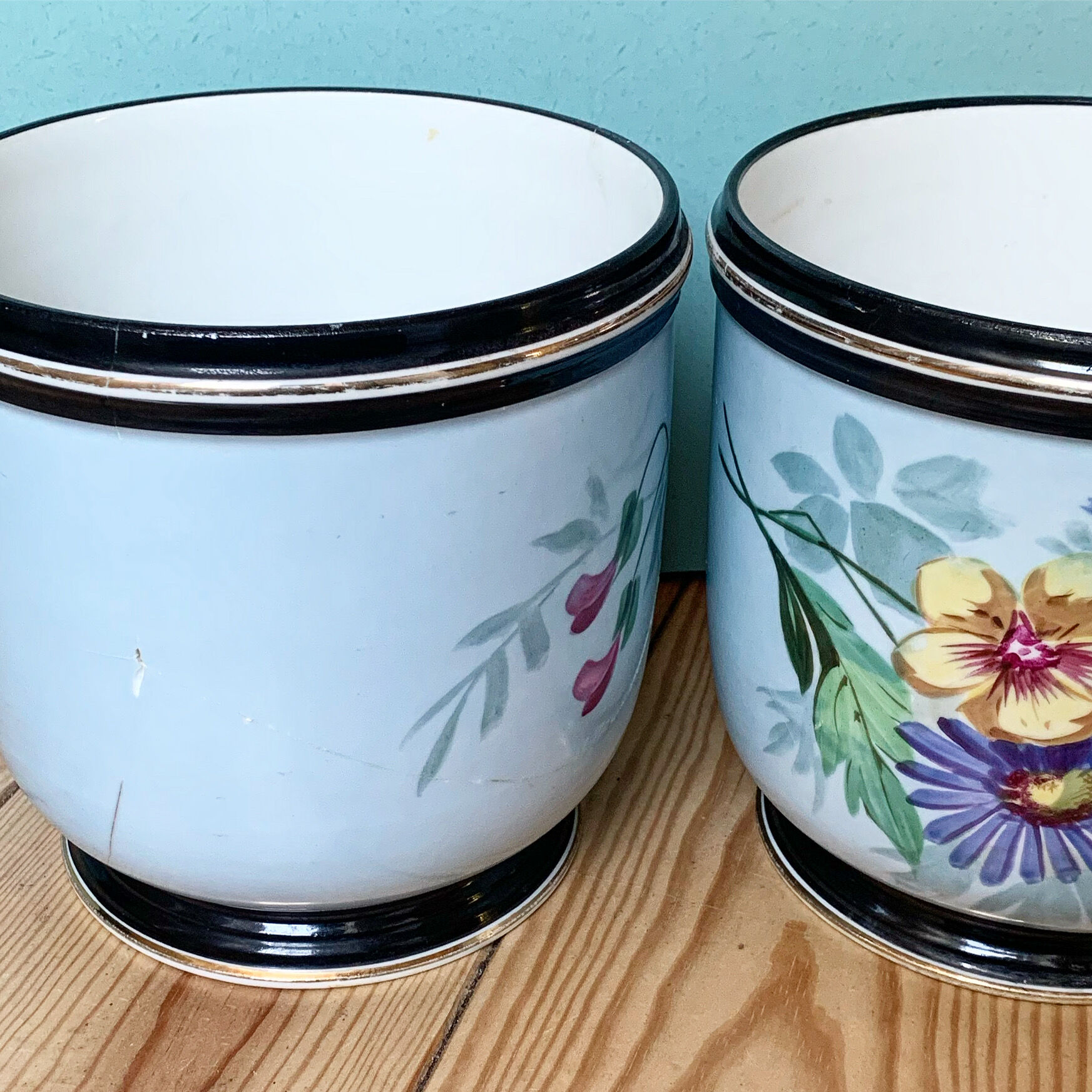 Lot de deux cache-pots en porcelaine de Limoges