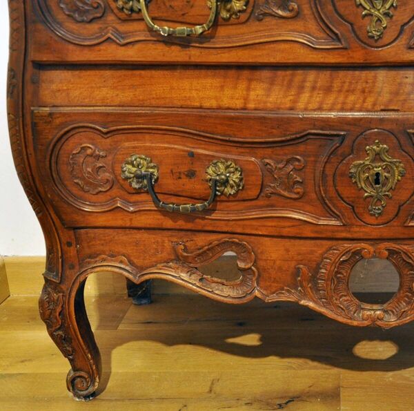 Commode provençale en noyer massif travail nîmois époque Louis XV