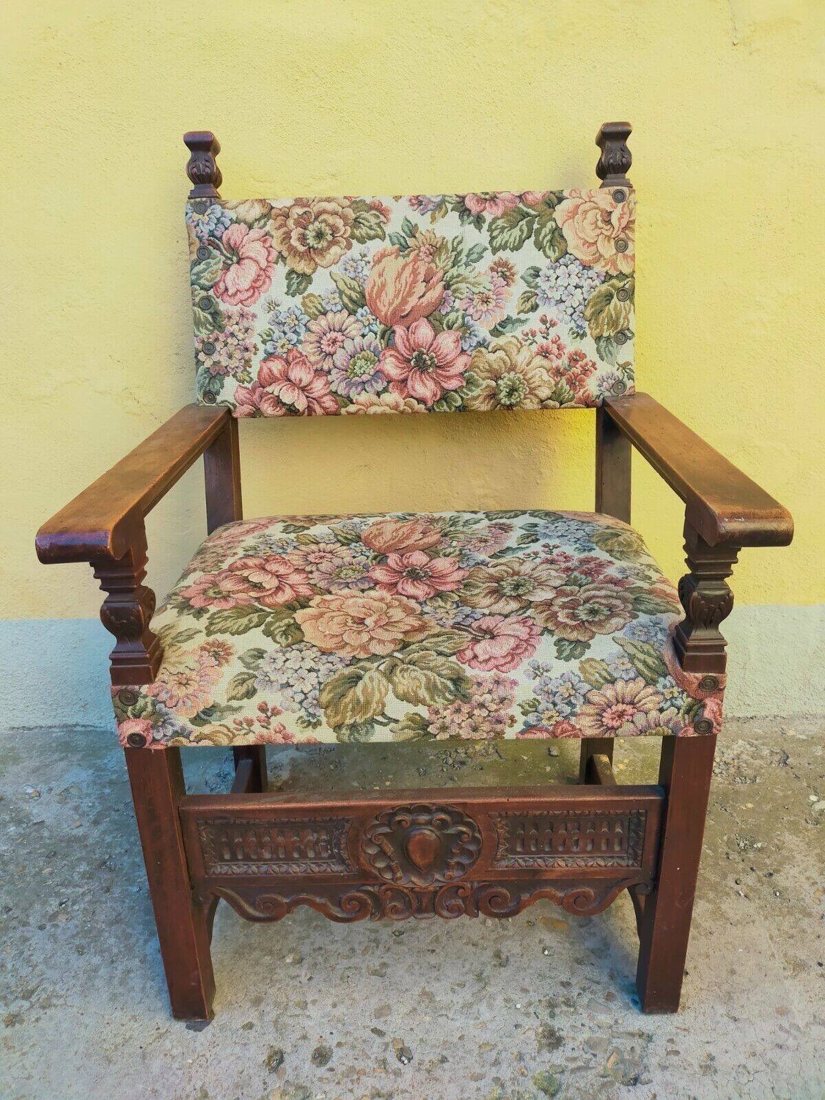 Antique poltrona trono in solid walnut with carving 19th century