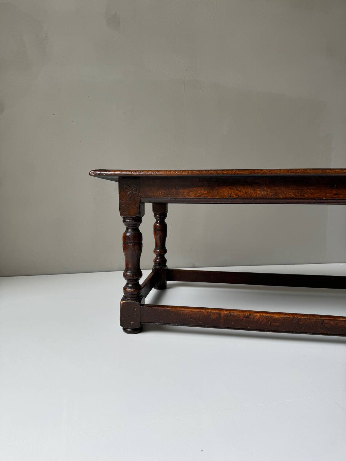 Table basse anglaise en bois par John Capon