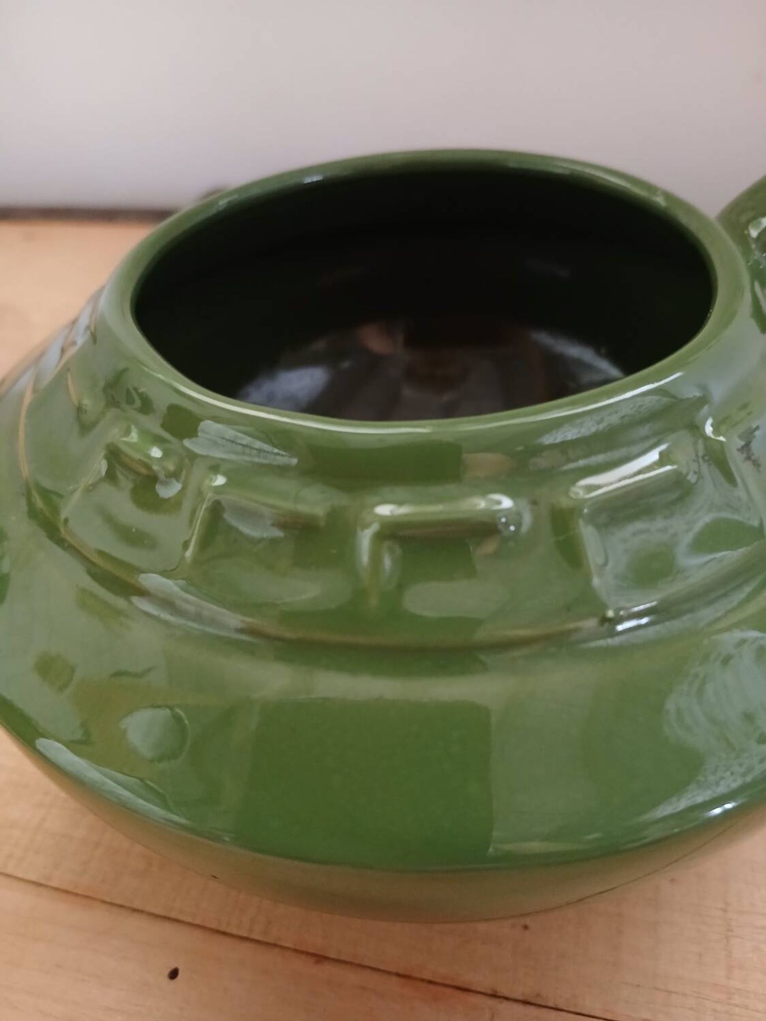 Théière verte en faïence