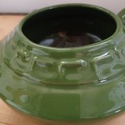 Théière verte en faïence