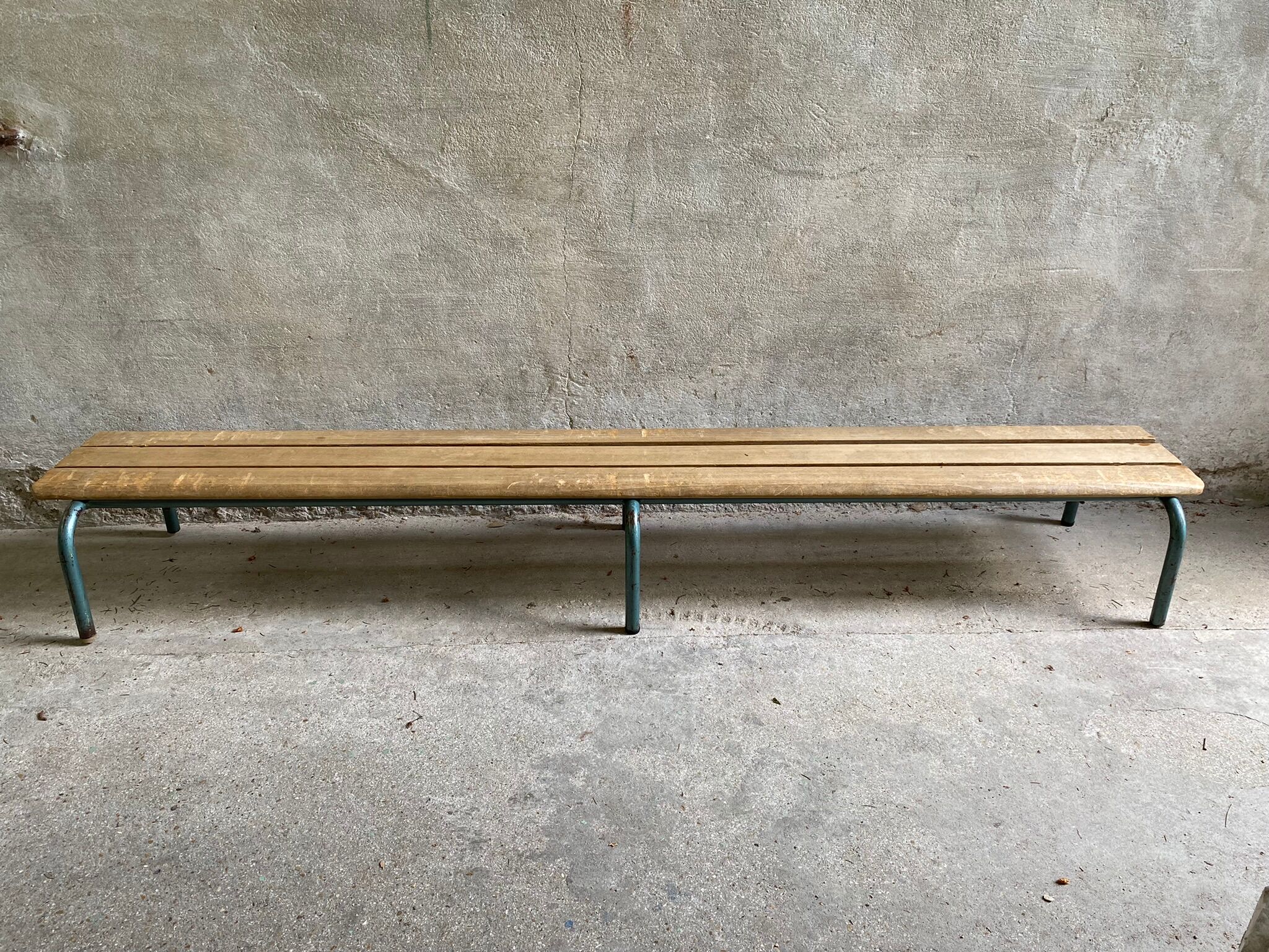 Vintage wood kindergarten bench and tubular structure in Long lacquered metal. 2m / High. 25 cm