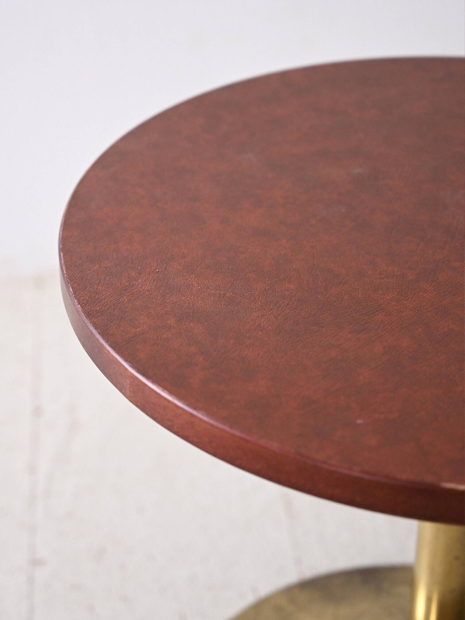 Table basse ronde vintage en cuir et métal