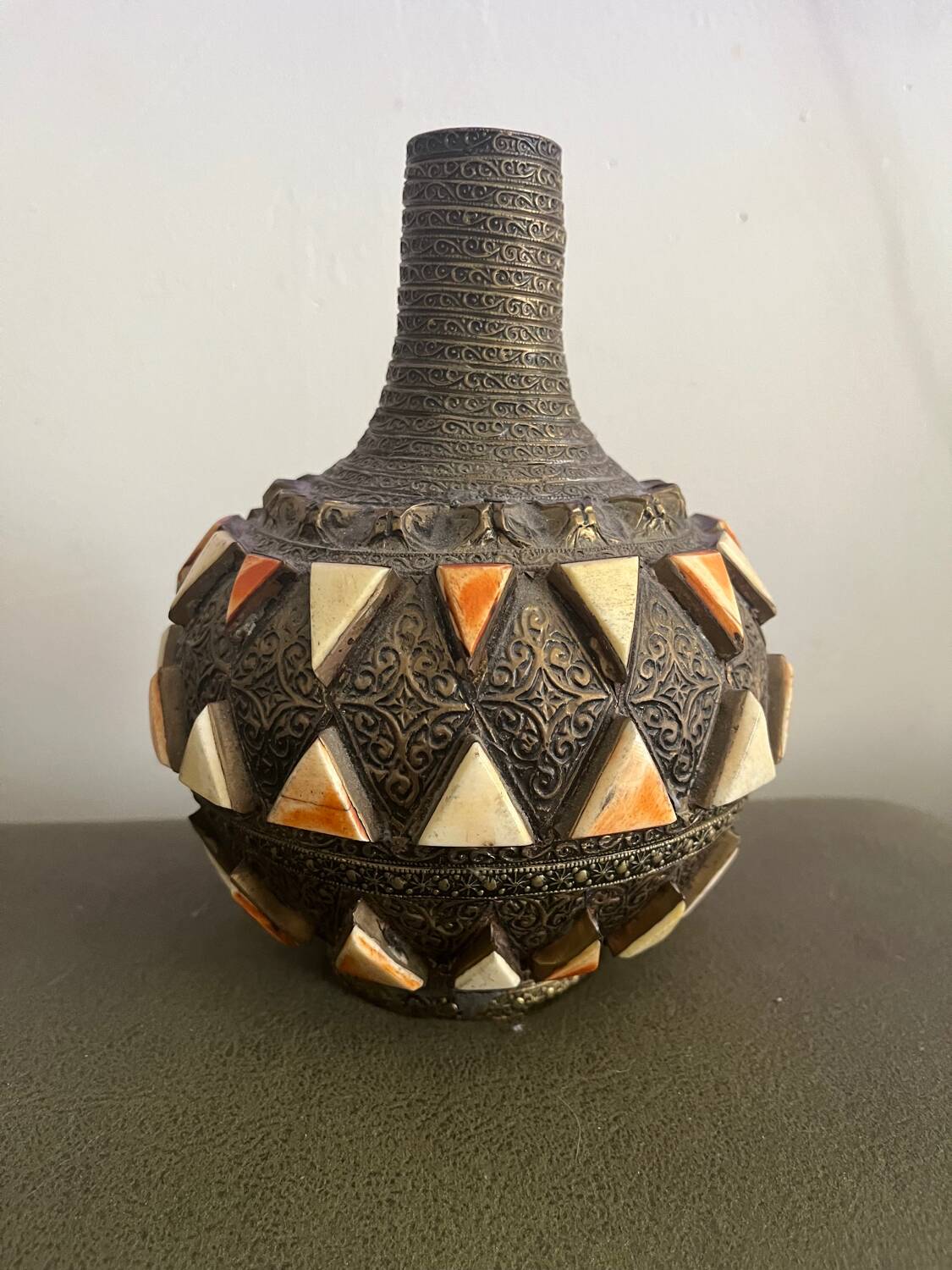 Superb ethnic decorative vase in chiseled metal and inlays – Piè