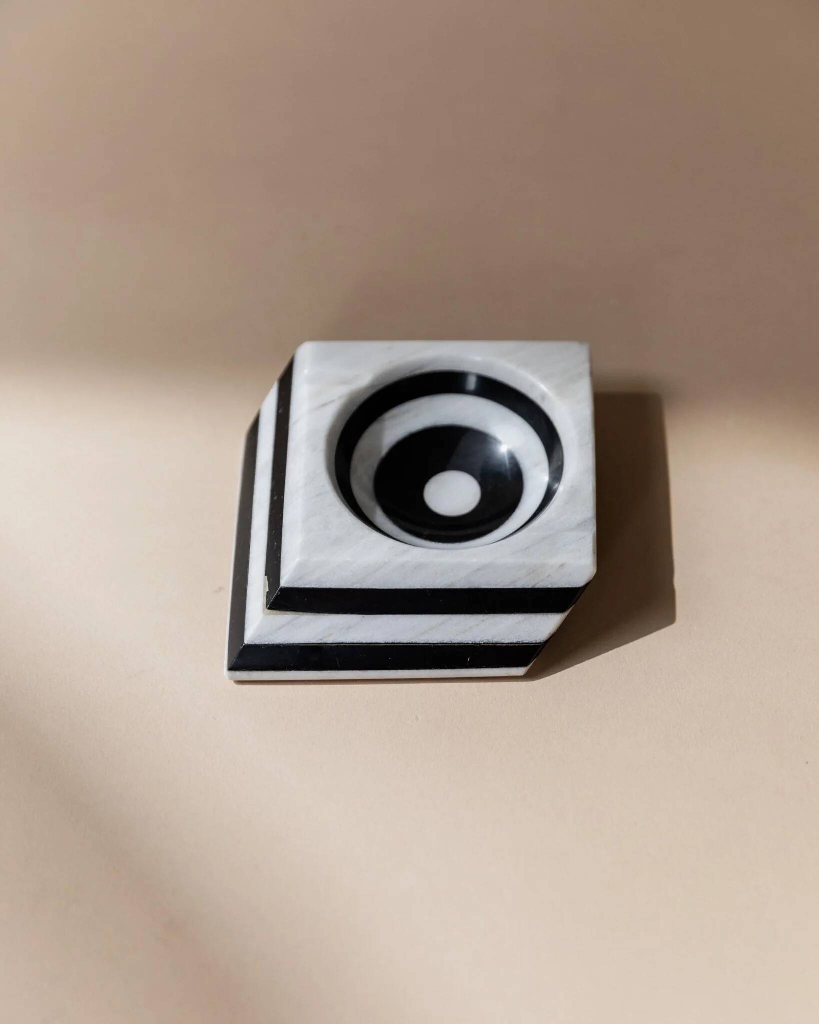 Cendrier vintage en marbre - illusion d’optique rayée noir et blanc - Art déco Italie années 1930