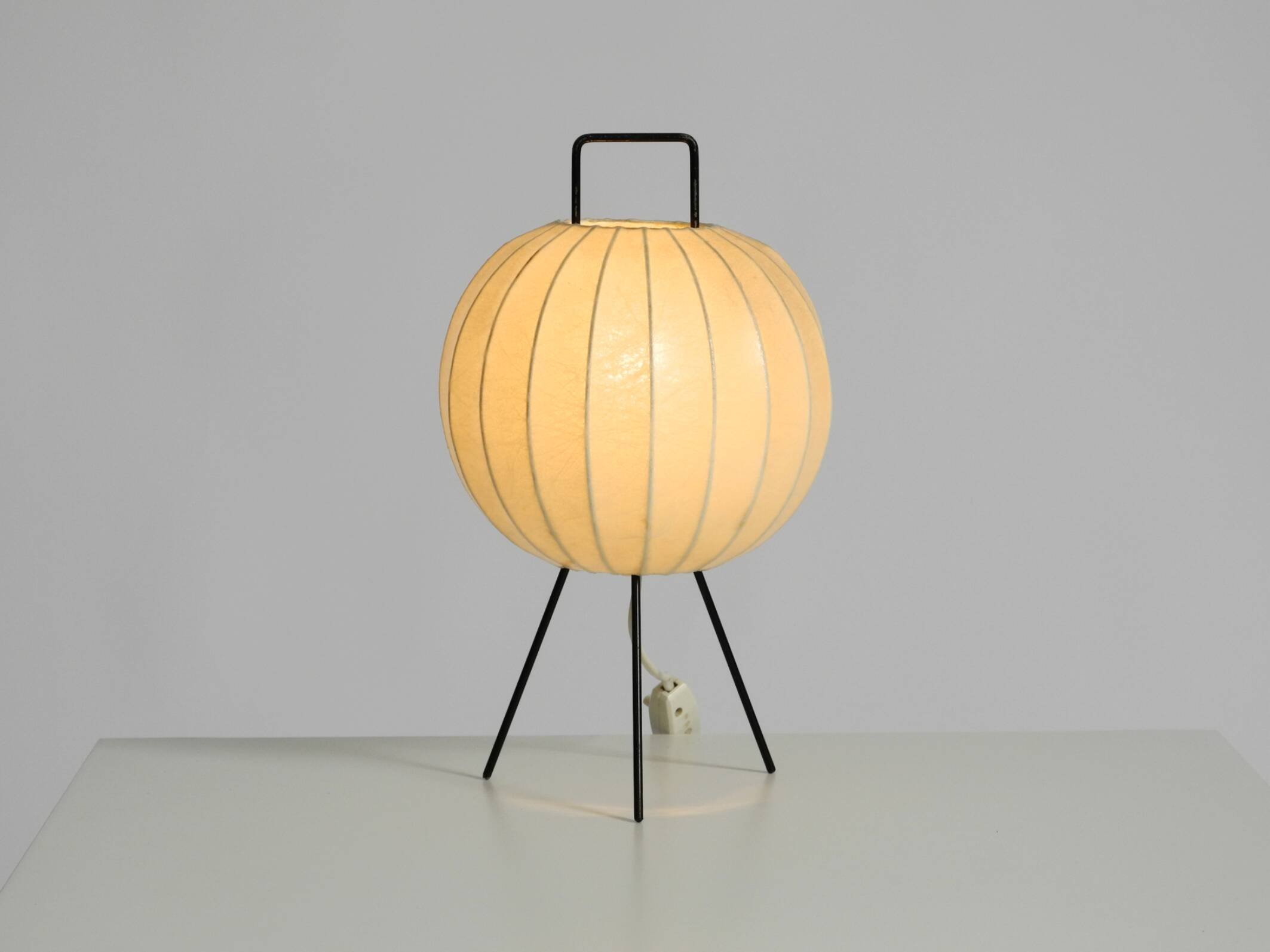 Very rare and beautiful Mid-Century Modern tripod Cocoon table lamp